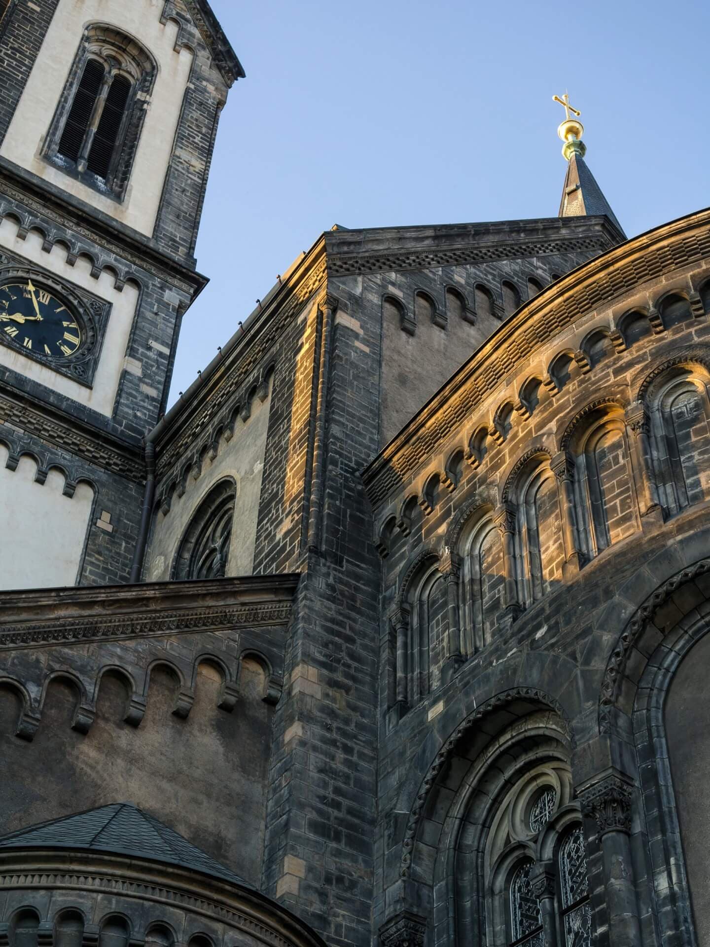 Kostel svatých Cyrila a Metoděje na Karlínském náměstí je postaven ve stylu pozdně románské baziliky