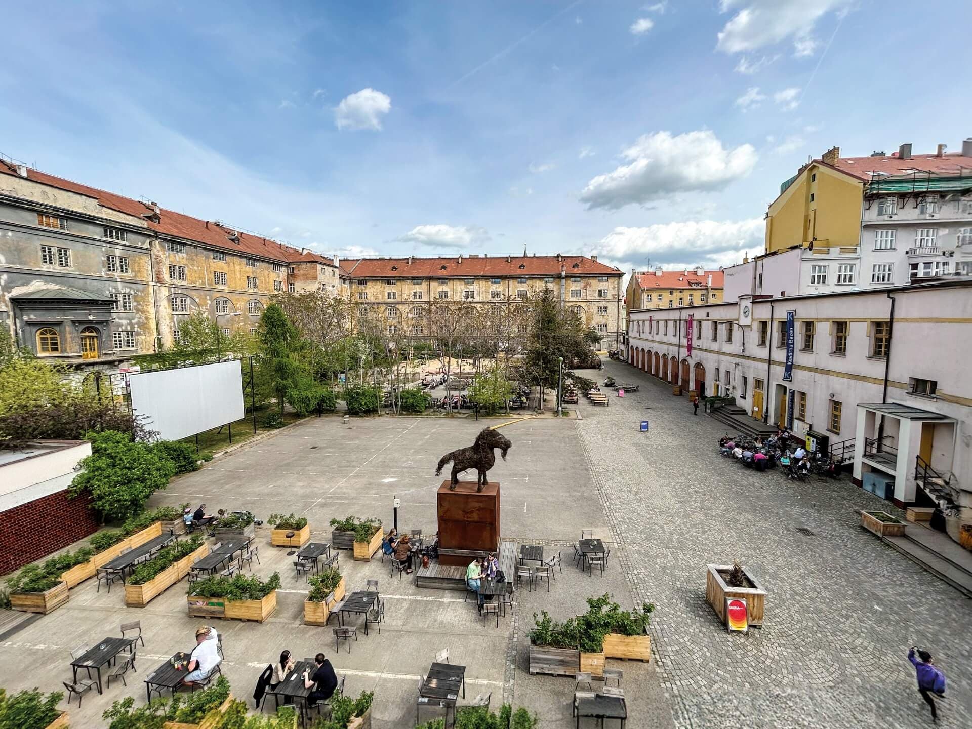 Bývalý vojenský komplex Kasárna Karlín slouží jako kulturní a komunitní centrum