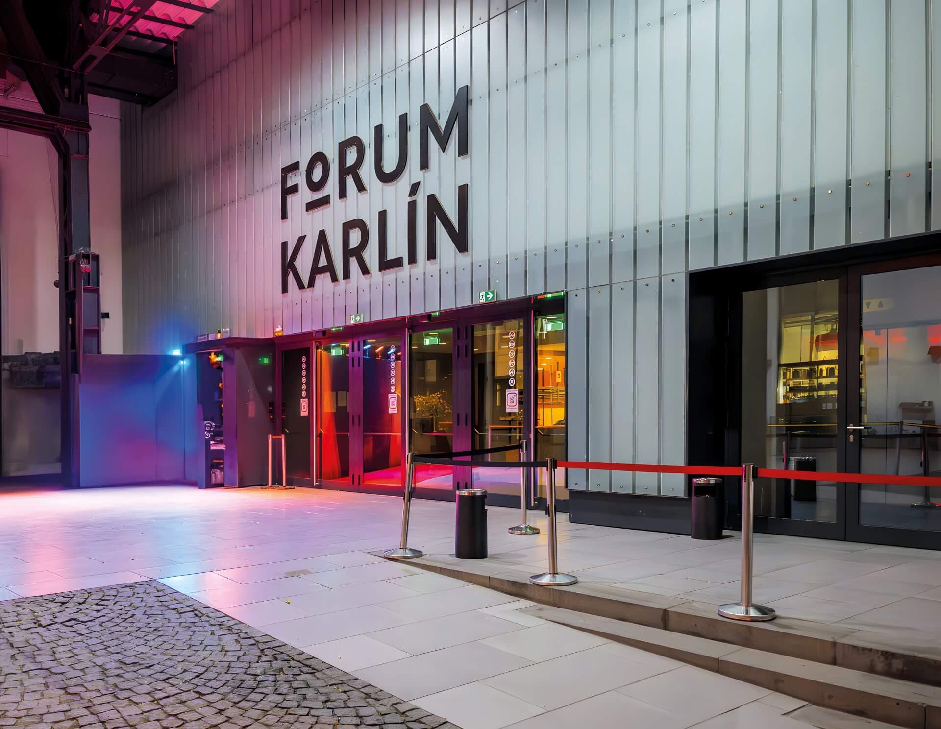 V industriální budově Fóra Karlín se pravidelně konají kulturní akce